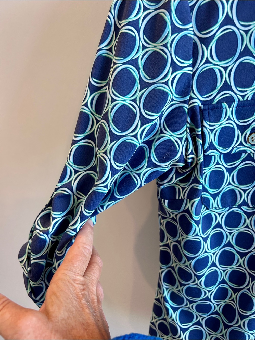 J McLaughlin Women’s Blue Geometric Button-Down Shirt with Roll-Tab Sleeves - Picture 7 of 7